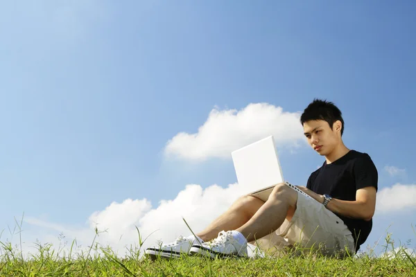 Estudiante universitario con ordenador portátil — Foto de Stock