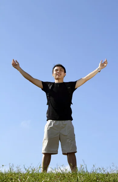 Collegestudent med upp armarna — Stockfoto