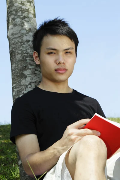 Młody człowiek, czytanie — Zdjęcie stockowe