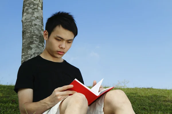 Jeune homme lisant — Photo