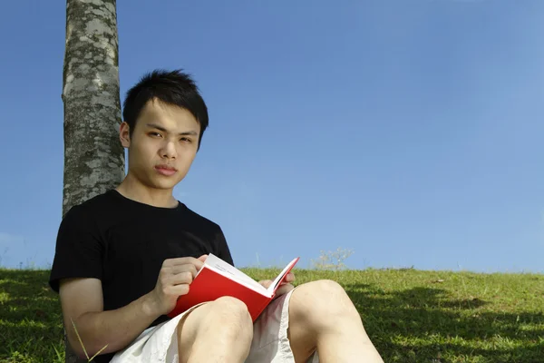 Молодой человек читает — стоковое фото