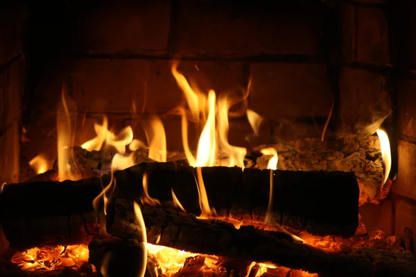 Красивый огонь на углях — стоковое фото