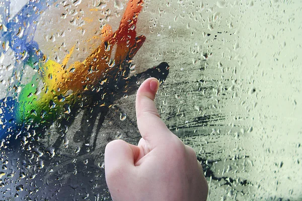 Das Kind, zieht den Finger auf das Glas — Stockfoto