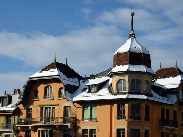 Snow on roof of a colored building — Stock Photo, Image