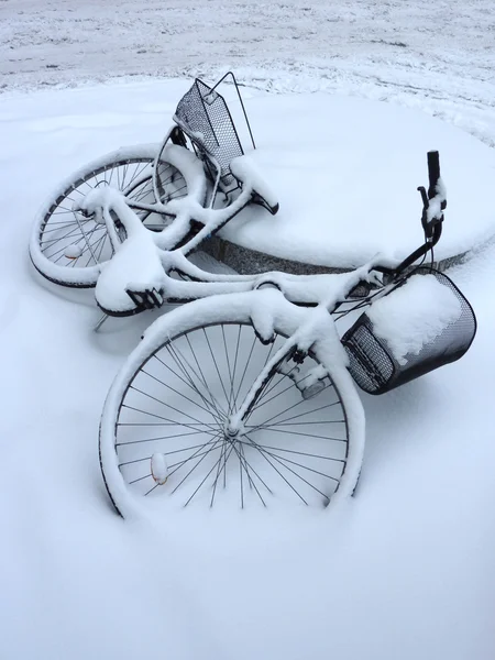 Bicicleta caída coberta de neve — Fotografia de Stock