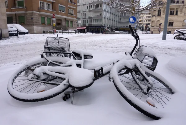 被雪覆盖的堕落的自行车 — 图库照片