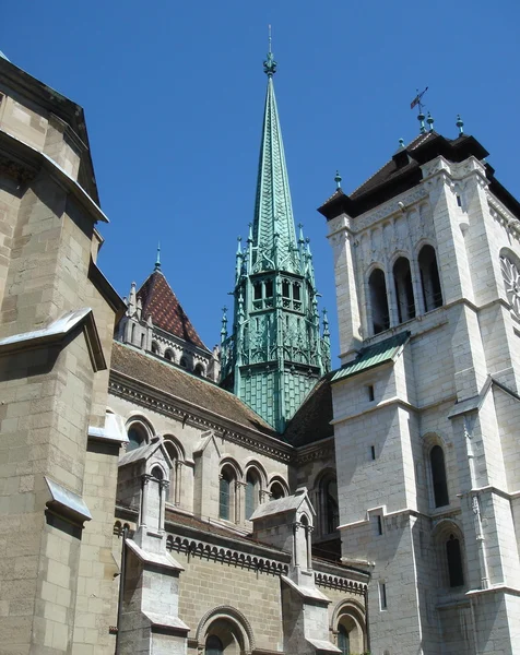 Groene klokkentoren van de kathedraal saint-pier — Stockfoto