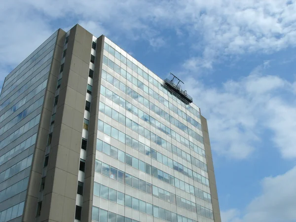 Modern gebouw met cleaner op de top — Stockfoto
