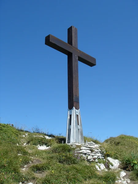 Хрест у горі — стокове фото