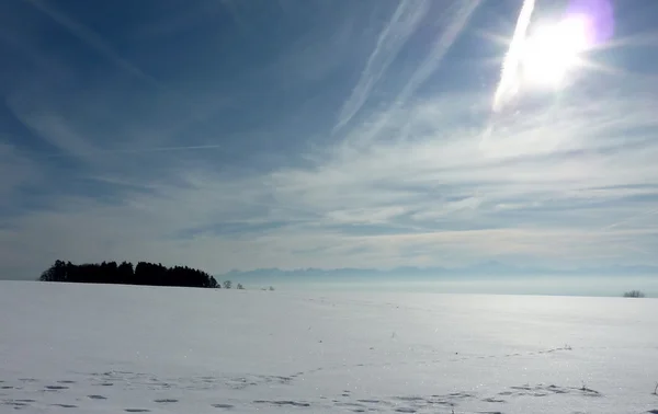 Karlı bir tepe üzerinde Alps — Stok fotoğraf