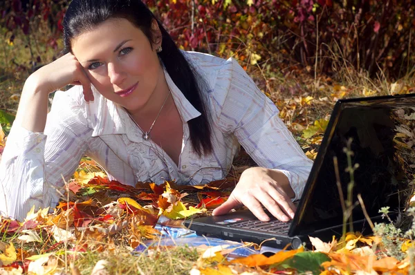 A jovem trabalha no computador portátil — Fotografia de Stock