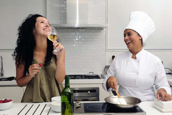 Kook cursus: vrouw drinken van wijn — Stockfoto