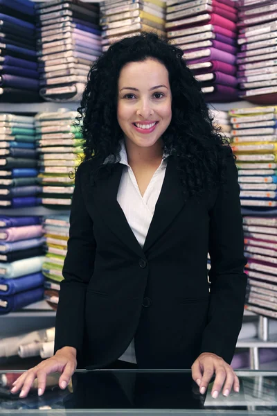 Šťastný majitel obchod textilie — Stock fotografie