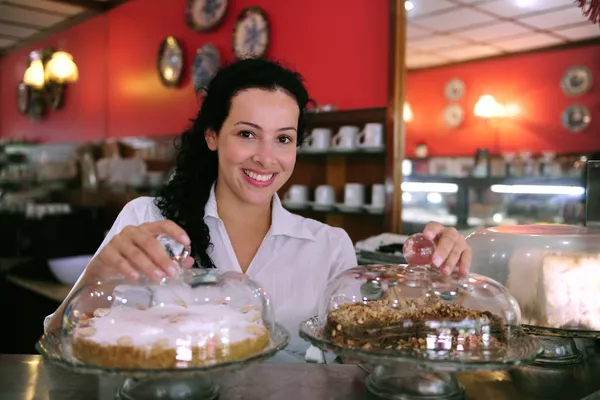 Kelnerka w sklepie ciasta / kawiarnia — Zdjęcie stockowe