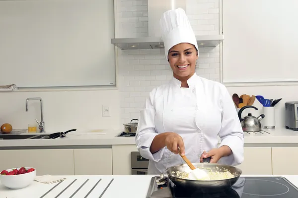Chef-kok koken een smakelijke risotto — Stockfoto