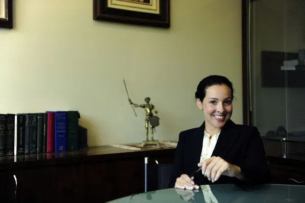 Portret van een vrouwelijke advocaat op kantoor — Stockfoto