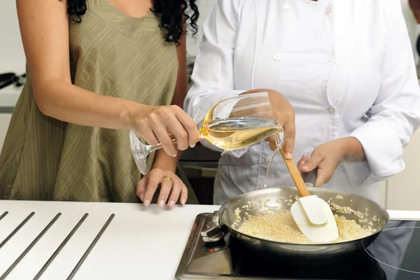 Matlagningskurs: hälla vin i en kastrull — Stockfoto