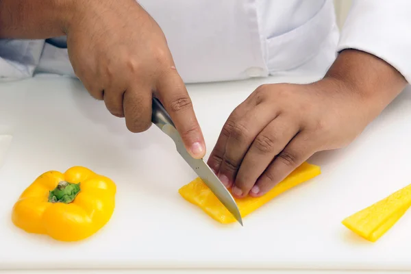 Šéfkuchař řezání žlutá paprika — Stock fotografie