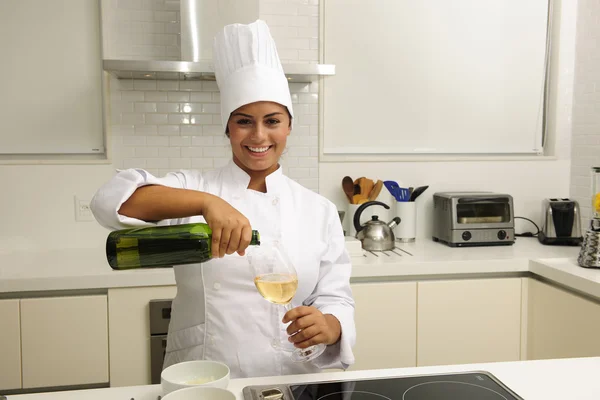 Cozinha chef feliz usando vinho branco — Fotografia de Stock