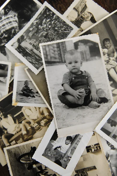 Infancia: pila de fotos antiguas — Foto de Stock