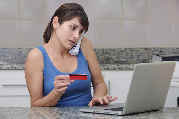 Женщина с кредитной картой на телефоне — стоковое фото