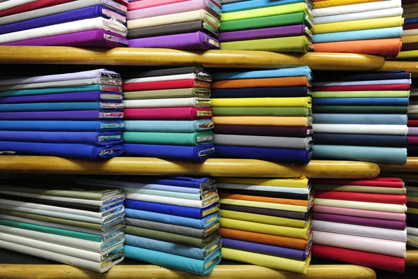 Tecidos coloridos à venda — Fotografia de Stock