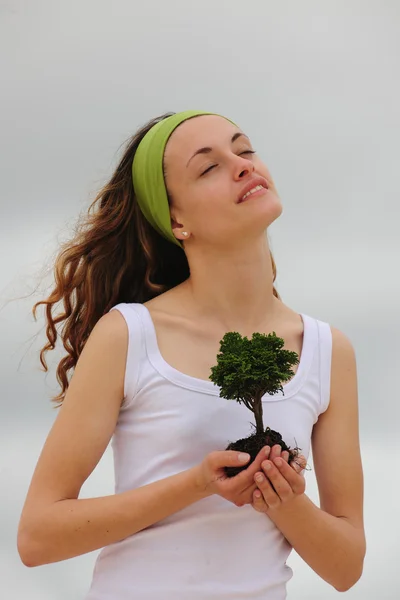 Spirituelle Frau pflanzt eine Blume — Stockfoto