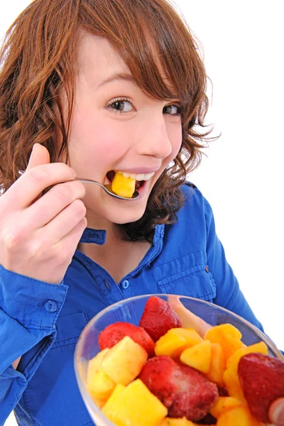Νεαρή γυναίκα τρώει φρουτοσαλάτα — Φωτογραφία Αρχείου