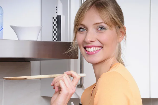 Schöne blonde Frau beim Kochen — Stockfoto