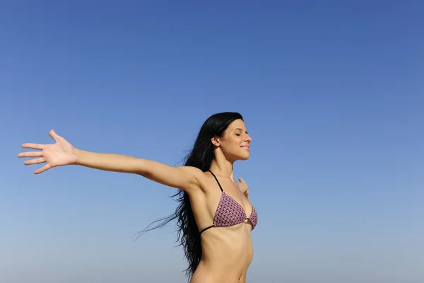 女性のビーチで太陽を楽しむ — ストック写真