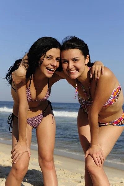 Dva přátelé šťastná dívka na pláži — Stock fotografie
