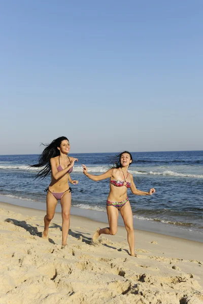 Dos chicas teniendo un duelo de carreras — Foto de Stock