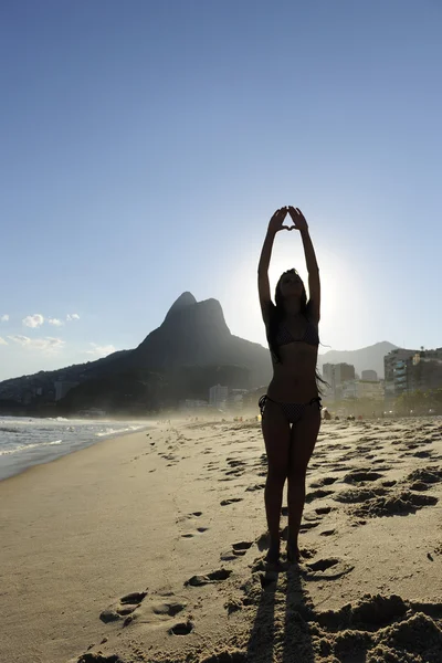 ビーチ、リオ ・ デ ・ ジャネイロでの女性 — ストック写真