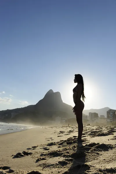 ビーチ、リオ ・ デ ・ ジャネイロでの女性 — ストック写真