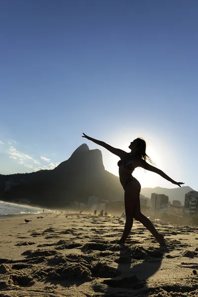 Dansa på stranden, rio de janeiro — Stockfoto