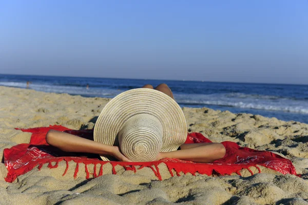 Mulher deitada na praia relaxante — Fotografia de Stock
