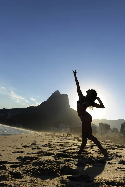 Danser op het strand, de rio de janeiro — Stockfoto