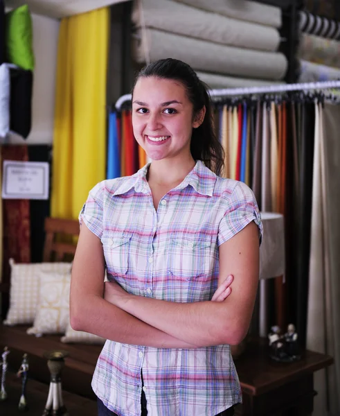 Szczęśliwy właściciel sklepu tkaniny — Zdjęcie stockowe