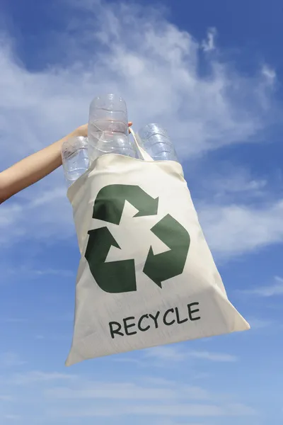 Recycling: Tüte mit Plastikflaschen — Stockfoto