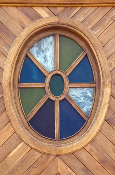 Ovale houten venster — Stockfoto