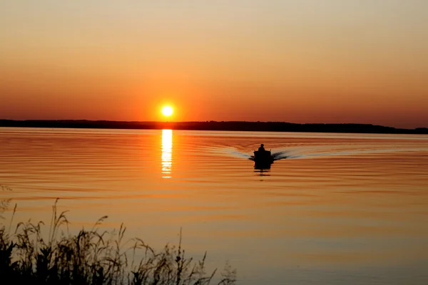 Pôr-do-sol no rio Kama — Fotografia de Stock