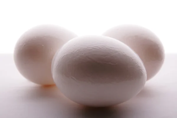 Drei weiße Eier. — Stockfoto