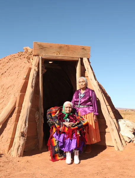 Anne ve kızı geleneksel navajo w — Stok fotoğraf