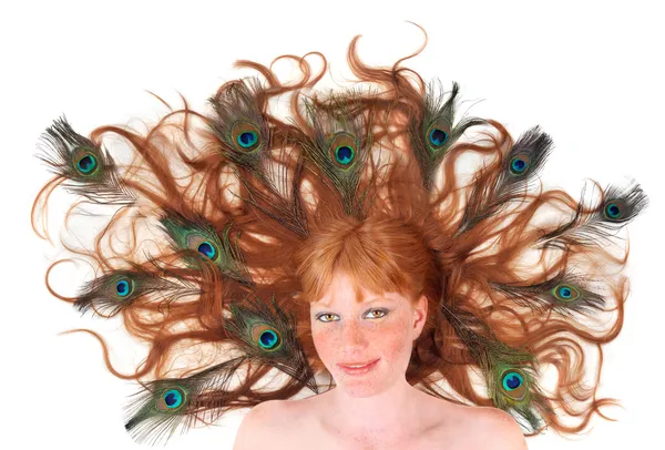 Mulher cabeça vermelha com penas de pavão em — Fotografia de Stock