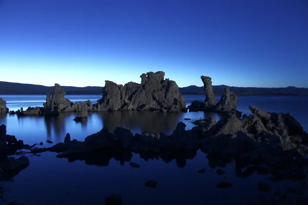 Tufa 岩层中单声道湖 califo — 图库照片