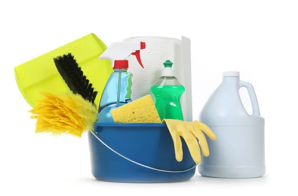 Suministros de limpieza del hogar en blanco en una B — Foto de Stock