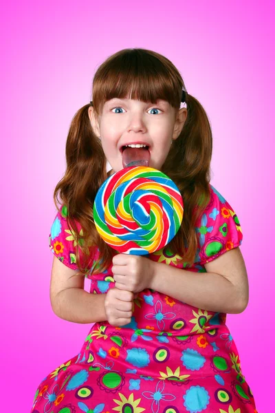Retrato de una niña divertida y su —  Fotos de Stock