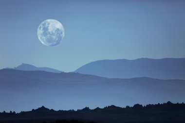 hayalet dağ siluetleri ve ay