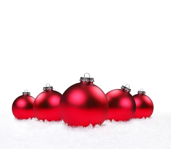 Holiday ornament liggande i snön — Stockfoto