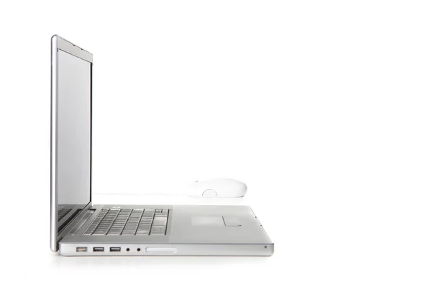 Bir dizüstü bilgisayar ve m yan görünüm — Stok fotoğraf